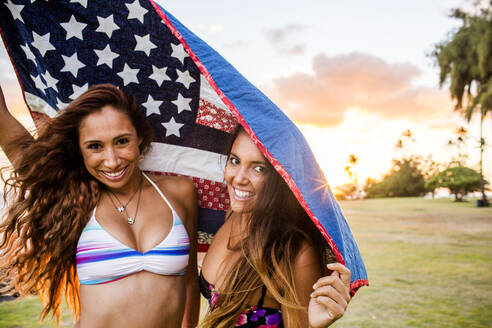 Frauen unter amerikanischer Flagge stehend, Steppdecke bei Sonnenuntergang - BLEF07003