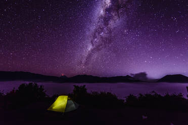 Milchstraßengalaxie über dem Campingplatz am nächtlichen Sternenhimmel - MINF12340