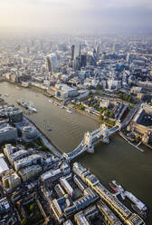 Luftaufnahme von Londoner Stadtbild und Fluss, England - MINF12358