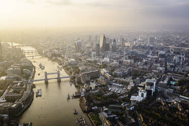 Luftaufnahme von Londoner Stadtbild und Fluss, England - MINF12359