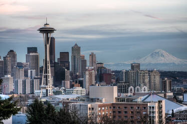 Hochhäuser in der Skyline der Stadt Seattle, Washington, Vereinigte Staaten - MINF12366