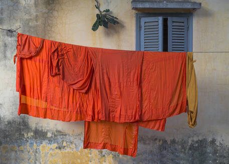 Buddhistische Mönchsroben auf der Wäscheleine - MINF12370