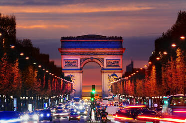 Arc de Triomphe über dem Verkehr bei Nacht, Paris, Ile-de-France, Frankreich - MINF12388