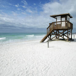 Rettungsschwimmerturm am Strand - MINF12391