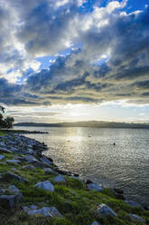 Spätnachmittagslicht bei Sonnenuntergang über dem Ufer des Lake Taupo, Nordinsel, Neuseeland - RUNF02701