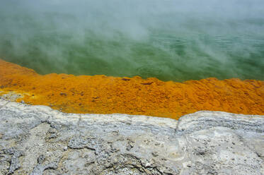 Champagne Pool, Wai-O-Tapu Thermal Wonderland, Rotorua, Nordinsel, Neuseeland - RUNF02707