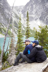 Couple admiring mountains and remote lake - MINF12394