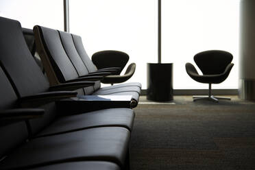 Stühle im Wartebereich des Flughafens - MINF12408