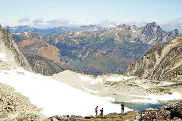 Wanderer bewundern Berge in abgelegener Landschaft - MINF12411