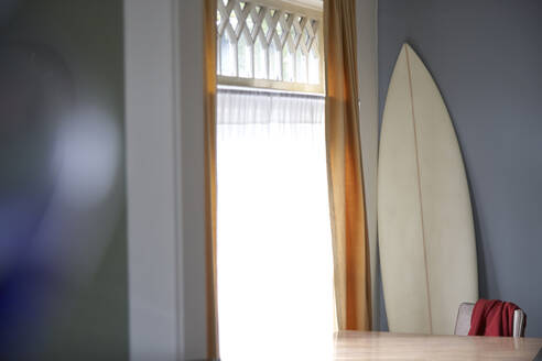 Surfbrett und Tisch am Fenster - MINF12416