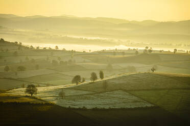 Sonnenaufgang über Ackerland in ländlicher Landschaft - MINF12453