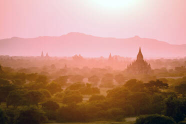 Morning mist in the jungle and hills outside Mrauk U town. West coast of  Myanmar Stock Photo - Alamy