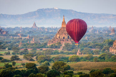 Heißluftballon, der über Türme fliegt - MINF12458