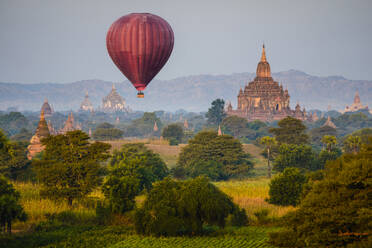 Heißluftballon, der über Türme fliegt - MINF12459