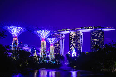 Der Hafen von Singapur bei Nacht beleuchtet - MINF12468