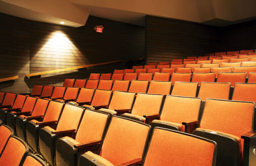 Leere Stühle im Kinosaal - MINF12472