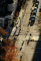 High angle view of bicyclist in city intersection - MINF12483