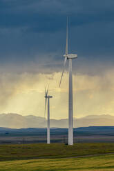 Windkraftanlagen bei Sonnenuntergang - MINF12499