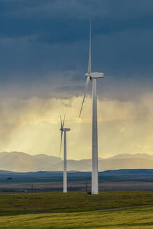 Windkraftanlagen bei Sonnenuntergang - MINF12499