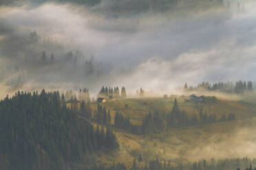 Ein nebliges Dorf in den Karpaten, Ukraine - IHF00123