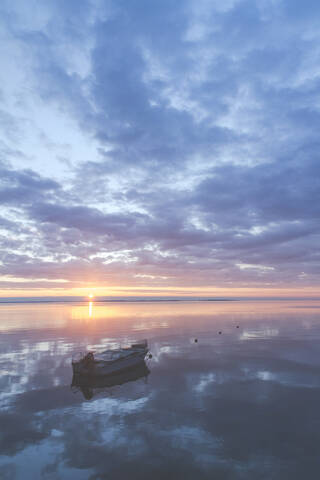 Boot auf der Ostsee bei Sonnenaufgang, Kurische Nehrung, Litauen, lizenzfreies Stockfoto