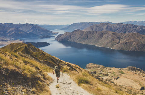 Mann beim Wandern am Roys Peak, Lake Wanaka, Neuseeland, lizenzfreies Stockfoto