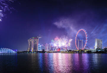 Feuerwerk über der Skyline von Singapur, Singapur, Singapur - MINF12502