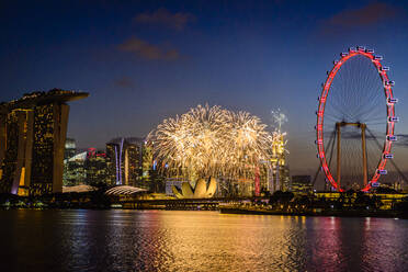 Feuerwerk über der Skyline von Singapur, Singapur, Singapur - MINF12503