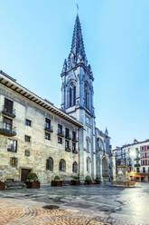 Niedriger Blickwinkel auf eine verzierte Kirche, Bilbao, Biskaya, Spanien - MINF12526