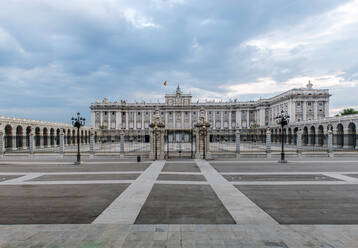 Gebäude und Innenhof des Königspalastes, Madrid, Madrid, Spanien - MINF12528