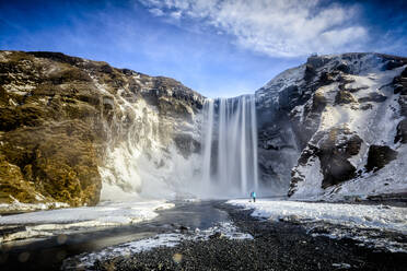 Wasserfall, der sich über eisige Klippen in einer abgelegenen Landschaft ergießt - MINF12565