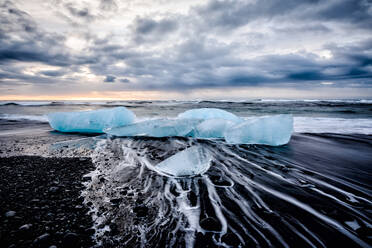 Gletscher, die an einen abgelegenen Strand gespült werden - MINF12573