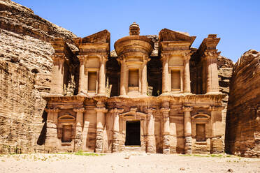 In die Felswand gehauenes Gebäude El Deir, Petra, Jordanien, Jordanien - MINF12581