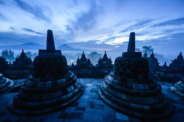 Silhouette der Monumente in Borobudur, Jawa Tengah, Indonesien - MINF12585