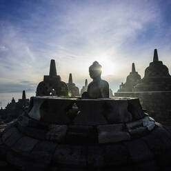Silhouette der Monumente in Borobudur, Jawa Tengah, Indonesien - MINF12589