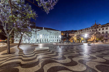 Rossio-Platz bei Nacht beleuchtet, Lissabon, Portugal - MINF12590