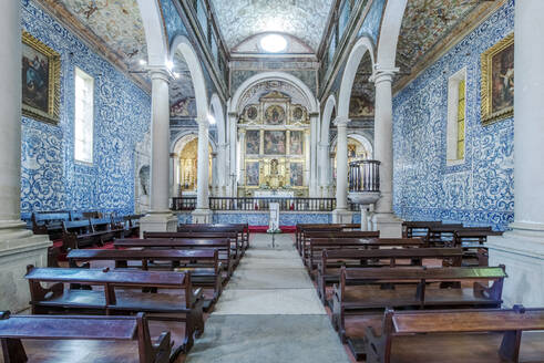 Verschnörkelte Bögen und Kirchenbänke in der Iglesia de Santa Maria, Obidos, Leiria, Portugal - MINF12593