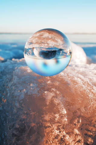 Kristallkugel auf Gletscher, lizenzfreies Stockfoto