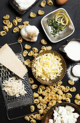 Blick von oben auf die Zutaten für Käse und Teigwaren - MINF12619