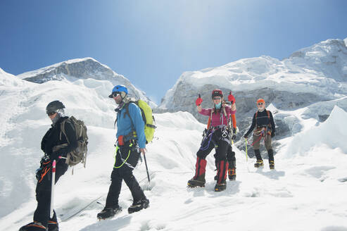 Hikers backpacking on mountain, Everest, Khumbu region, Nepal - MINF12624