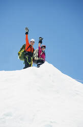 Winkendes Paar auf verschneitem Berg, Everest, Khumbu-Region, Nepal - MINF12625