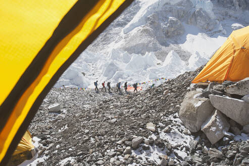 Wanderer auf einem verschneiten Berg, Everest, Khumbu-Region, Nepal - MINF12626