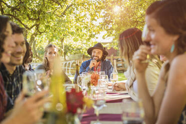 Freunde trinken Wein auf einer Party im Freien - MINF12647