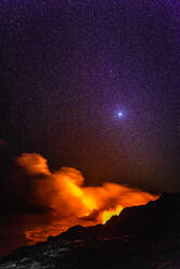Rauch von geschmolzener Lava bei Nacht - MINF12666
