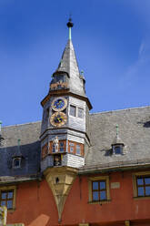 Monduhr am Lanzentürmchen, neues Rathaus, Ochsenfurt, Bayern, Deutschland - LBF02587