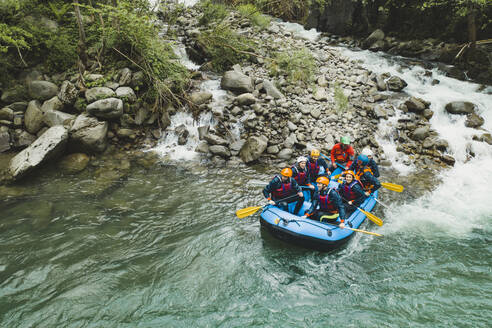 Gruppe von Menschen beim Rafting im Schlauchboot auf einem Fluss - FBAF00710