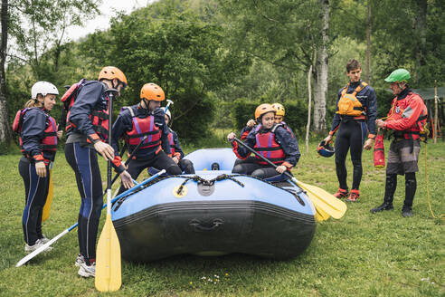 Eine Gruppe von Freunden bereitet sich auf eine Rafting-Tour vor - FBAF00726