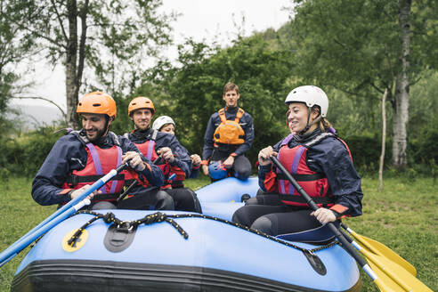 Eine Gruppe von Freunden bereitet sich auf eine Rafting-Tour vor - FBAF00727