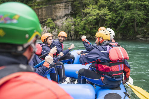 Gruppe von Menschen beim Rafting im Schlauchboot auf einem Fluss - FBAF00733