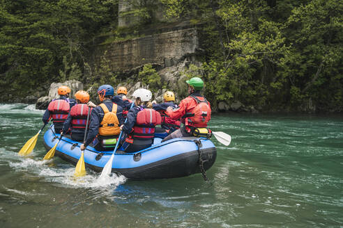 Gruppe von Menschen beim Rafting im Schlauchboot auf einem Fluss - FBAF00734